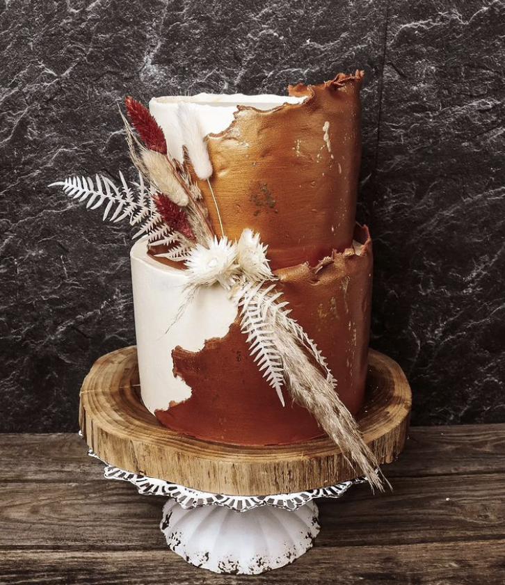 R&uuml;hrlerei Hochzeitstorte mit Blumendeko